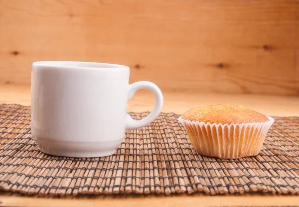 Кофе эспрессо в чашке белого фарфора на деревянной поверхности — стоковое фото