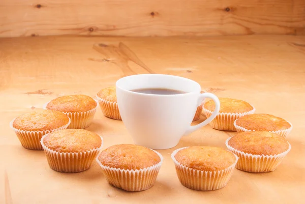 Close-up of cupcakes on wooden board. — Stock Photo, Image