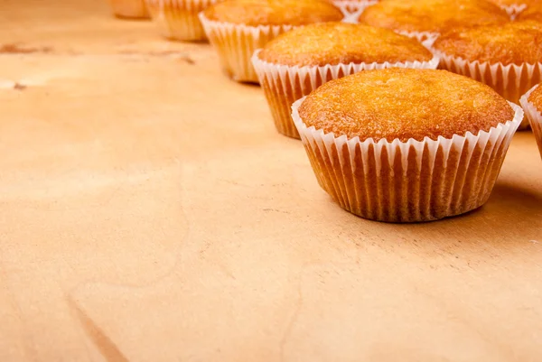 Close-up van cupcakes op houten bord. — Stockfoto