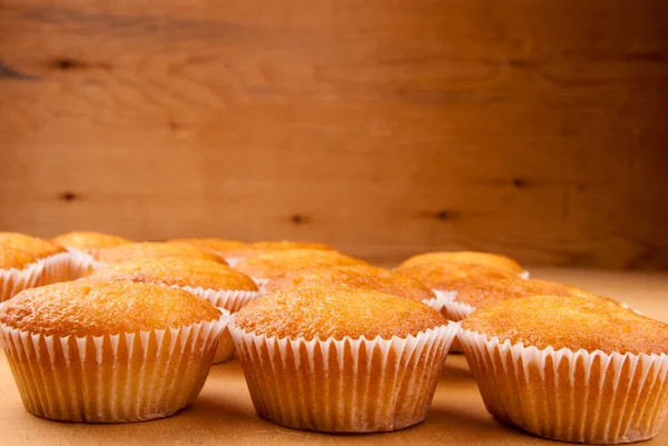 Close-up de cupcakes em tábua de madeira . — Fotografia de Stock