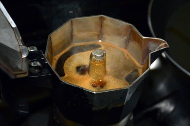 Geleneksel İtalyan espresso makinesinden dökülen kahvenin ayrıntıları.