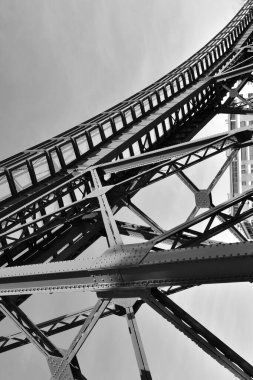 Almera Limanı 'ndaki eski mineral iskelesinin siyah beyaz çelik yapısının ayrıntıları.