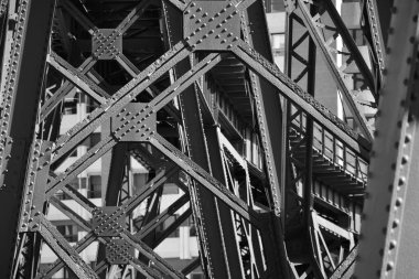 Almera Limanı 'ndaki eski mineral iskelesinin siyah beyaz çelik yapısının ayrıntıları.