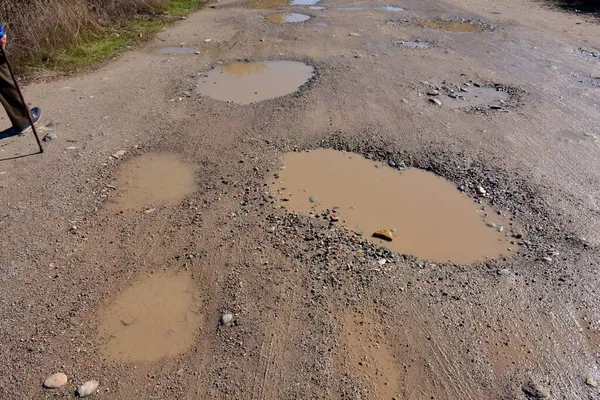 Beberapa Genangan Air Jalan Tanah Perdesaan Setelah Hari Hujan — Stok Foto