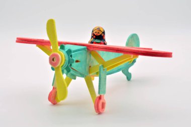 Oyuncak bir uçağa monte edilmiş, renklerle boyanmış Rus matrioshka bebeği.