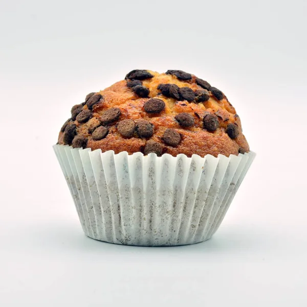 Fluffy Muffins Met Chocolade Chips Geïsoleerd Witte Achtergrond — Stockfoto