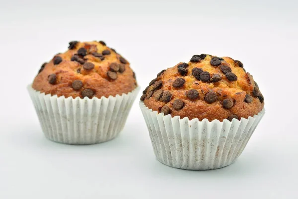 Flauschige Muffins Mit Schokoladenstücken Isoliert Auf Weißem Hintergrund — Stockfoto