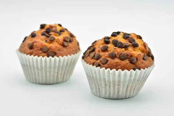 Magdalenas Esponjosas Con Chispas Chocolate Aisladas Sobre Fondo Blanco — Foto de Stock