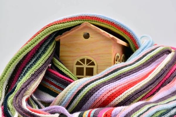 房子保温材料的符号 带围巾的温暖房子 — 图库照片