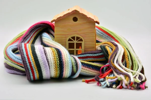 房子保温材料的符号 带围巾的温暖房子 — 图库照片