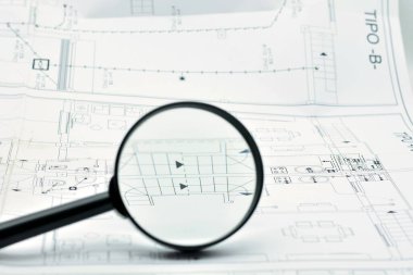 Büyüteçle, mimari projeyle ilgili planlara bakma kavramı