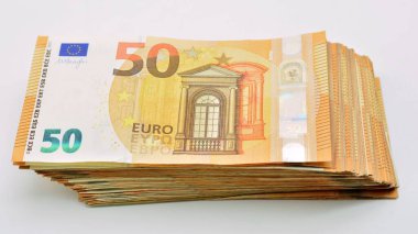 50 avroluk banknotlar, beyaza izole edilmiş.