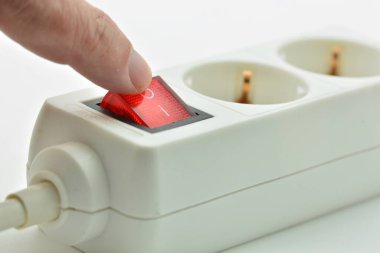 Elektrik tasarrufu için parmağın güç bağlantısını kapatıyor.