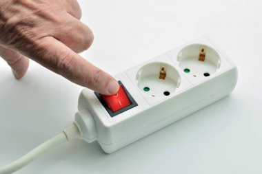 Elektrik tasarrufu için parmağın güç bağlantısını kapatıyor.
