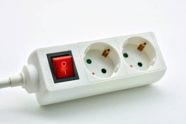 Elektrik düğmesi açıldı, beyaz arkaplanda izole edildi