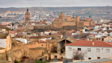 Mağaraların bakış açısından Guadix şehri manzarası, Granada, İspanya