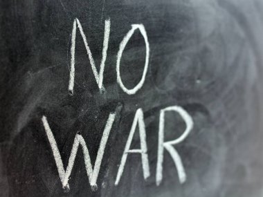 Tahtaya tebeşirle yazılmış savaş yok.