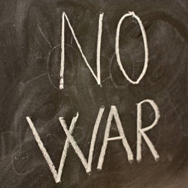 Tahtaya tebeşirle yazılmış savaş yok.