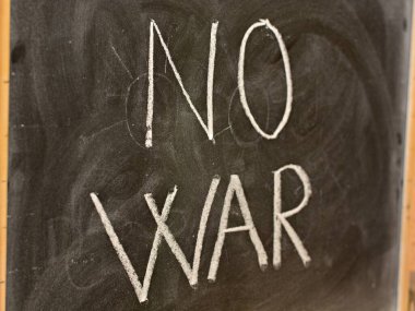 Tahtaya tebeşirle yazılmış savaş yok.