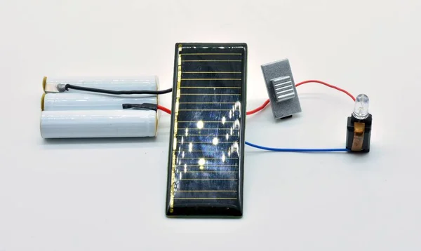 Фотоэлектрическая Солнечная Энергетическая Плата Подключенная Батареям Лампочкам Схема — стоковое фото