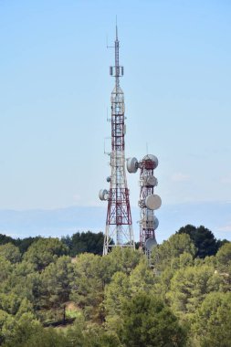 Bir dağın tepesindeki telekomünikasyon kulesi.