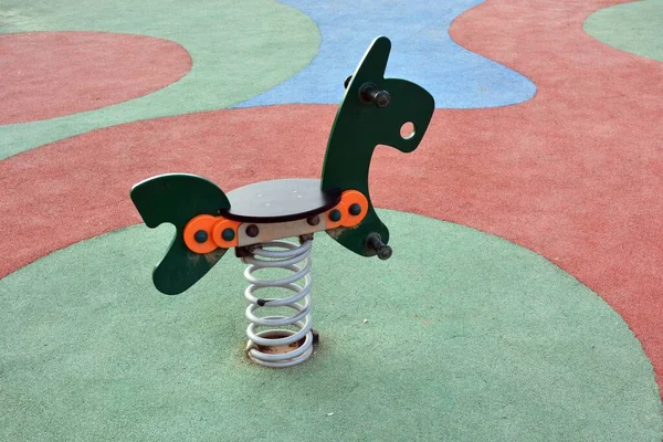 Çocuk parkında çocuk salıncakları