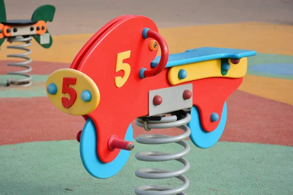 Çocuk parkında çocuk salıncakları