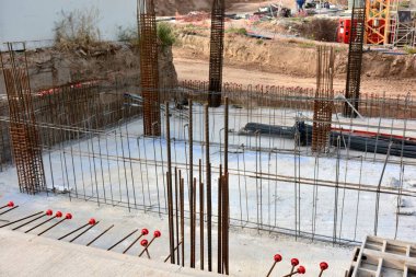 Çeliği güçlendirmek, Ferralla, evlerin inşası için yapılan bir iş.