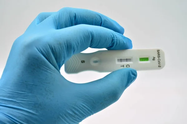 Ruka Rukavici Drží Test Antigen Který Pozitivní Test Kovid — Stock fotografie