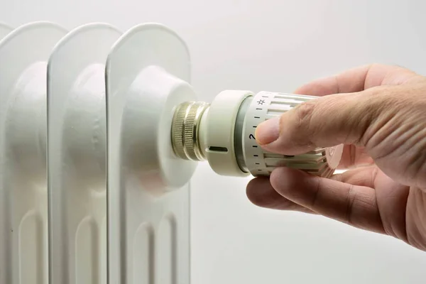 Tangan Mengatur Termostat Radiator — Stok Foto