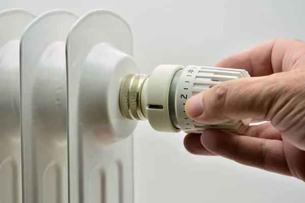 Tangan Mengatur Termostat Radiator — Stok Foto
