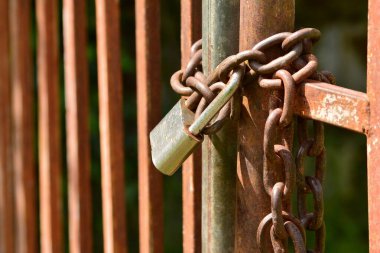 Zincir ve asma kilit ile kapalı kapı