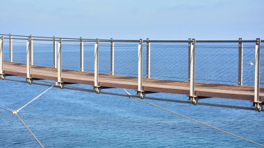 Torrenueva Plajı 'ndaki asma köprü, Granada, İspanya