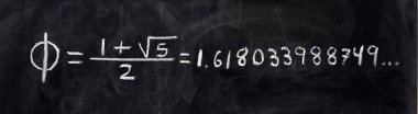 Altın oran, aynı zamanda altın oran ya da Tanrı 'nın sayısı olarak da bilinir, tebeşirle karatahtaya yazılmıştır.