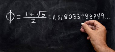 Altın oran, aynı zamanda altın oran ya da Tanrı 'nın sayısı olarak da bilinir, tebeşirle karatahtaya yazılmıştır.