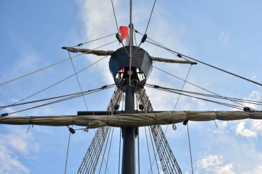 Gemi direkleri, yarda ve yelkenleri.