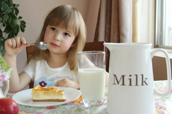 küçük kız yemek kahvaltı