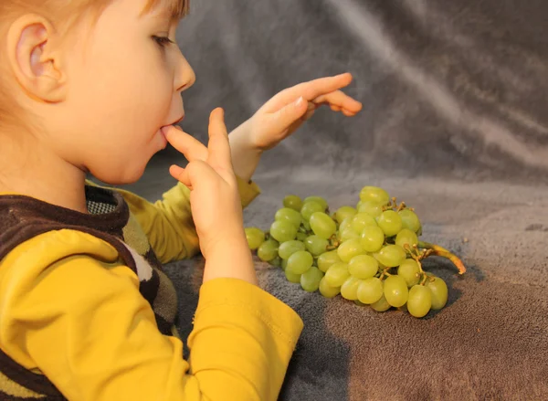 üzüm yiyen çocuk
