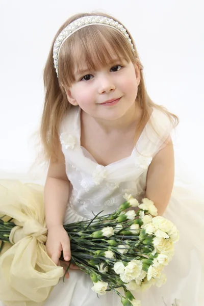 Adorable petite demoiselle d'honneur avec des fleurs — Photo