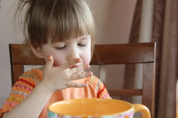 kurabiye yiyen küçük kız