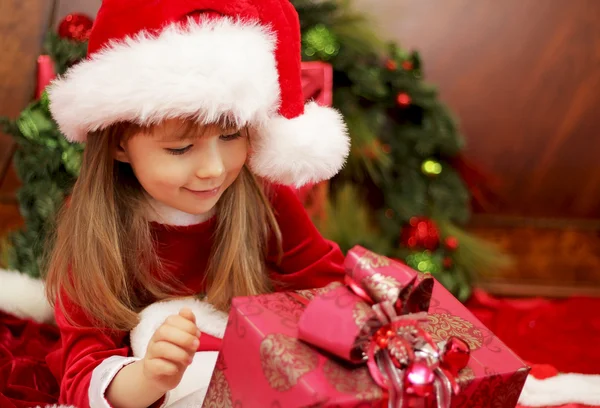Bambina guarda il regalo di Natale — Foto Stock