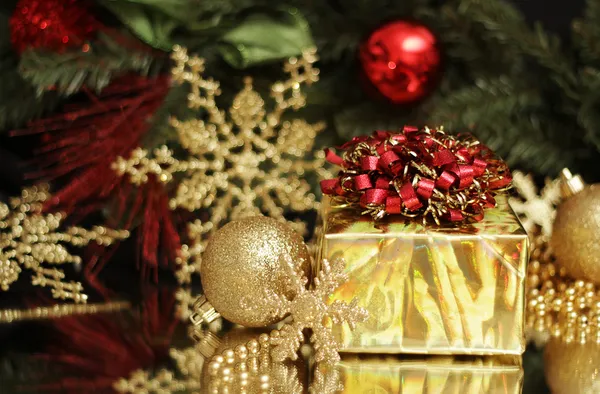 Gold Weihnachtsgeschenk und Dekoration — Stockfoto