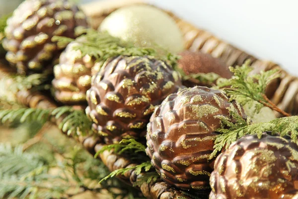 noel dekoratif koniler