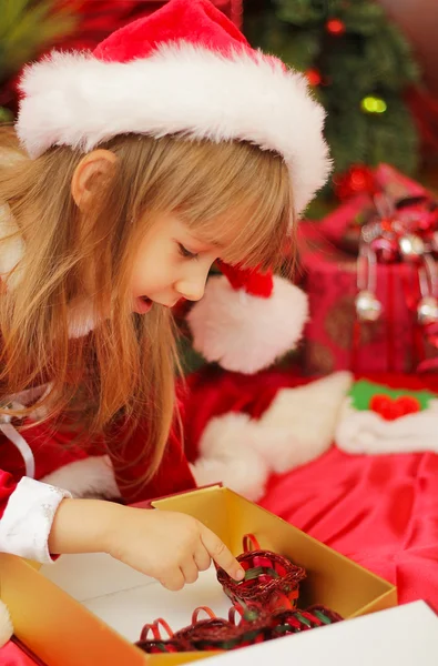 Niña abriendo regalo de Navidad —  Fotos de Stock