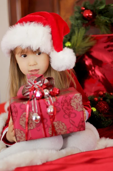 Adorabile bambina di Natale con regalo — Foto Stock