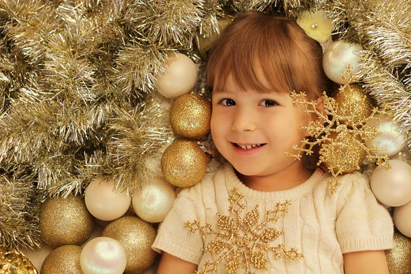 Niña de Navidad con decoración de árbol —  Fotos de Stock