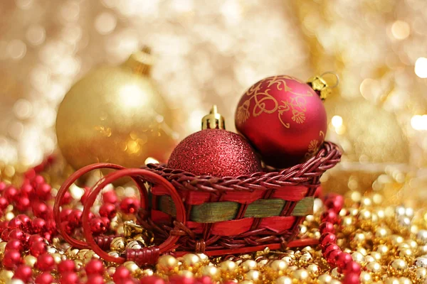 bir atlı kızak içinde Noel dekoratif topları