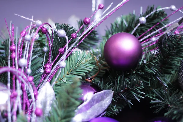 Tannenbaum mit Dekoration — Stockfoto