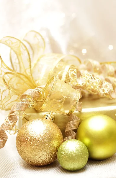 Regalo di Natale con palline per albero — Foto Stock