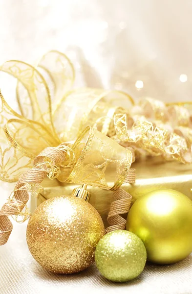 Julklapp med bollar för träd Stockbild